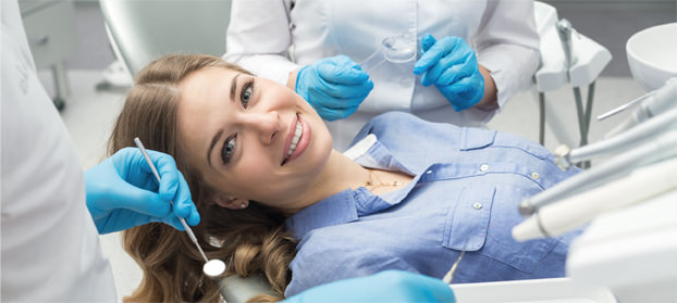 Zahnarzt Germering - Ronny Kauley - Ästhetische Zahnheilkunde - Frau in Behandlung